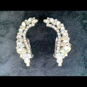 Classic design. Rhinestones that shine like the sun. Clip on. Wing design.